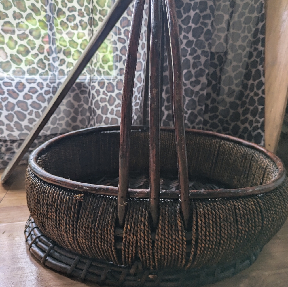 Unique large basket - Picture 4 of 4